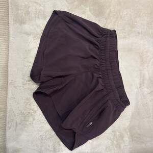 Lululemon Hotty Hot High-Rise Short 2.5" in Dark Purple - No Liner